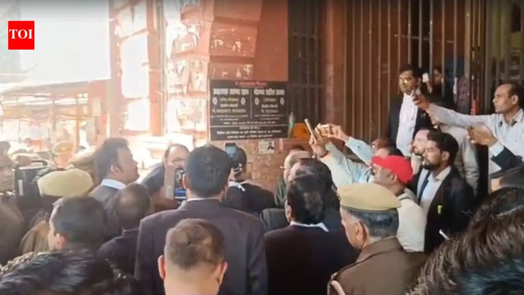 Bomb scare at Varanasi court: District Judge receives bomb threat via email | Varanasi News