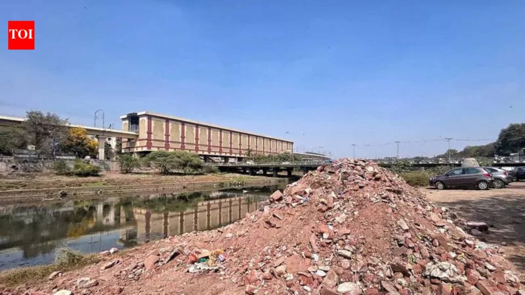 PMC imposes Rs10 lakh fine on developer for dumping debris on riverbed | Pune News