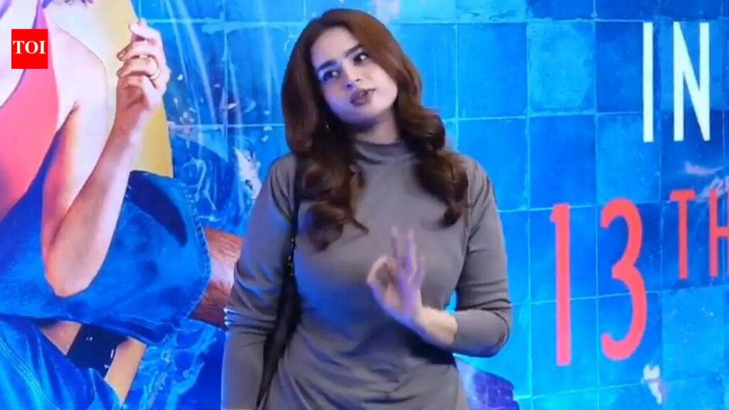 Ayesha Khan schools paparazzi as they ask her to turn around for pictures: ‘Aap izzat bhi khud kamayenge, aur khud hi gawayenge’ |