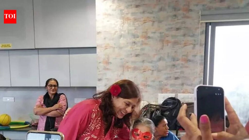 Roses & music: Volunteers bring Valentine Day cheers to seniors | Vadodara News