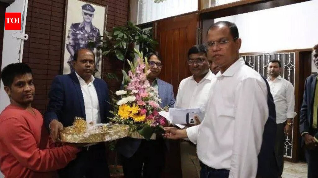 Didi dials Tarique; Bengal sweets, flowers reach BNP chief in B’desh | Kolkata News