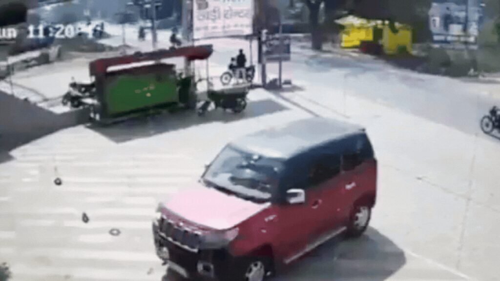 Tragic Incident: High-Mast Lighting Pole Crashes on Car, Kills Samajwadi Party Leader | Lucknow News