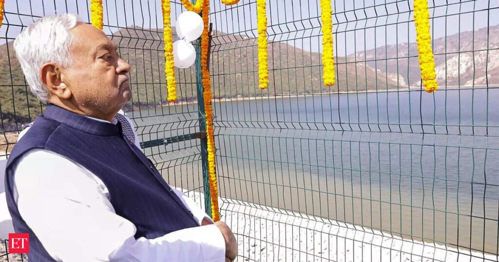 Nitish Kumar gives Rs 10k each to 25 lk women under Rojgar Yojana