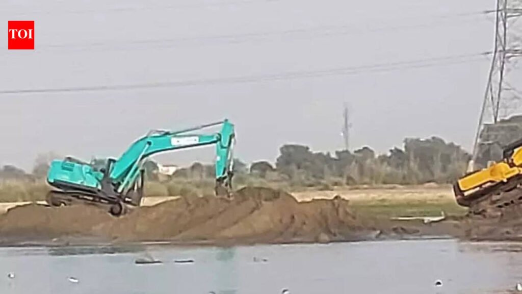 Protest against illegal mining: Villagers force poclain out of Satluj | Ludhiana News