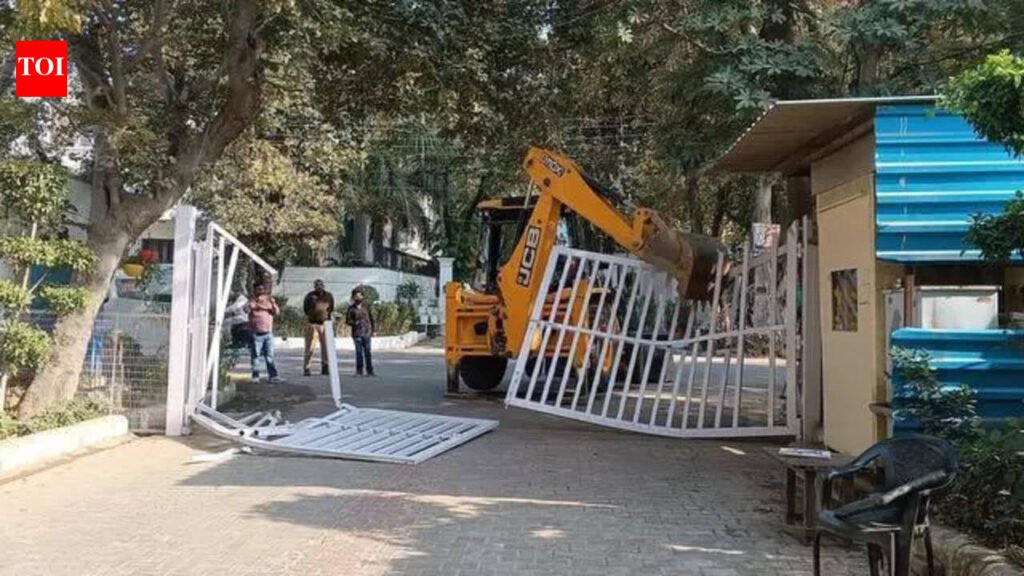 13 illegal gates on internal roads in Gurgaon’s South City-1 razed | Gurgaon News