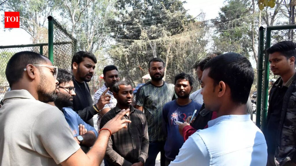 No basic facilities provided: Aspirants protest at Jharkhand library over lack of drinking water and Wi-Fi; Librarian counters claims, insists services are available | Ranchi News