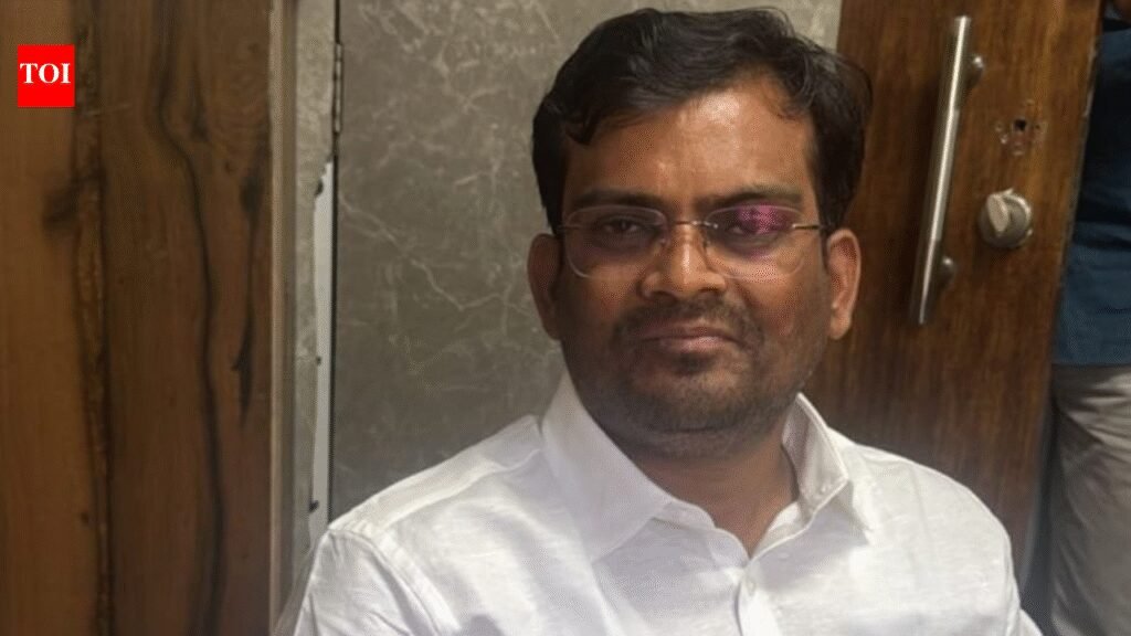 Karnataka BJP MLA Chandru Lamani caught taking bribe | Hubballi News