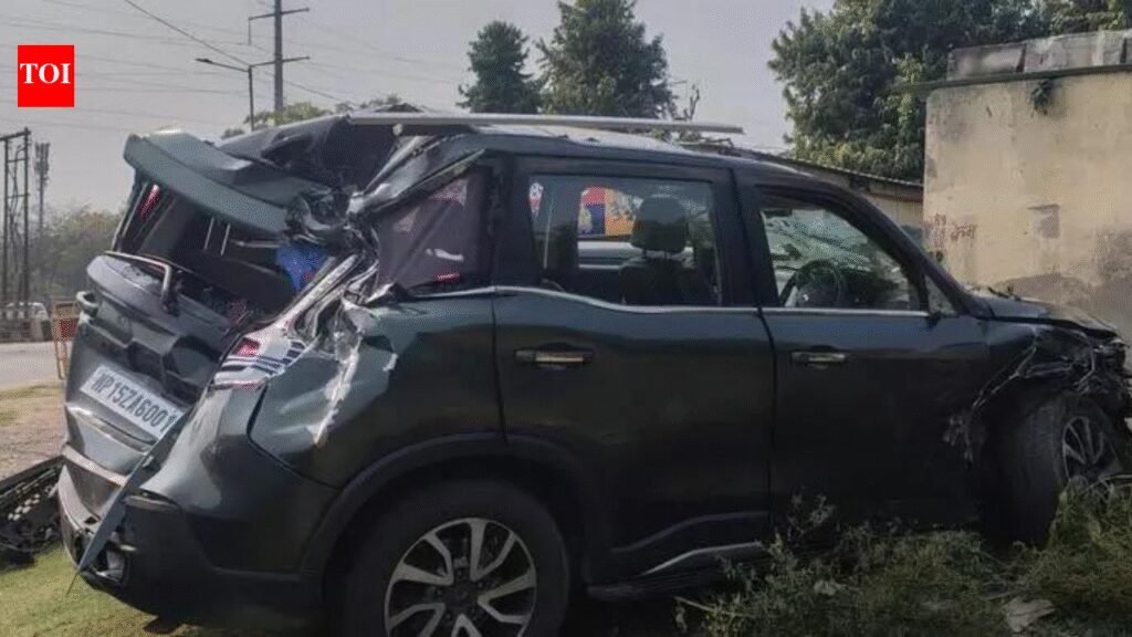 Scorpio at 100kmph crashes into 2 vans on Noida Expressway; woman dies, 5 injured | Noida News