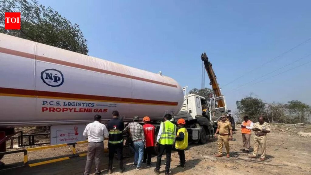 Mumbai-Pune Expressway Gas Tanker Accident: Major accident averted as propylene gas tanker hits crash barrier near Amrutanjan Bridge on Mumbai-Pune expressway; no leakage reported | Pune News