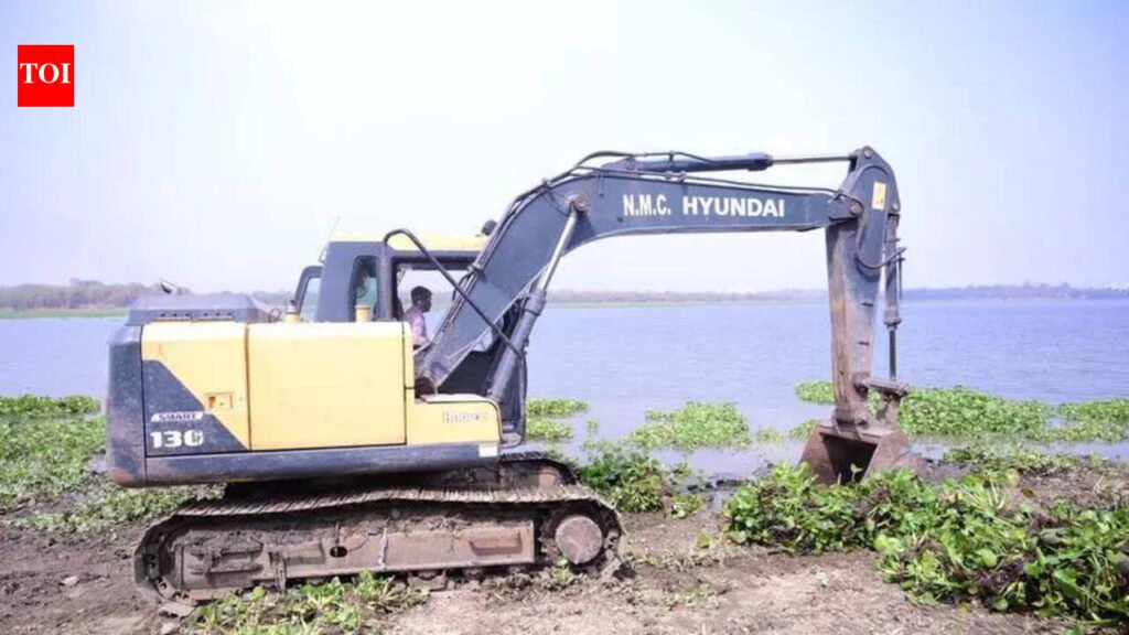 Ambazari Lake: Drive launched to remove water hyacinth from Ambazari lake | Nagpur News