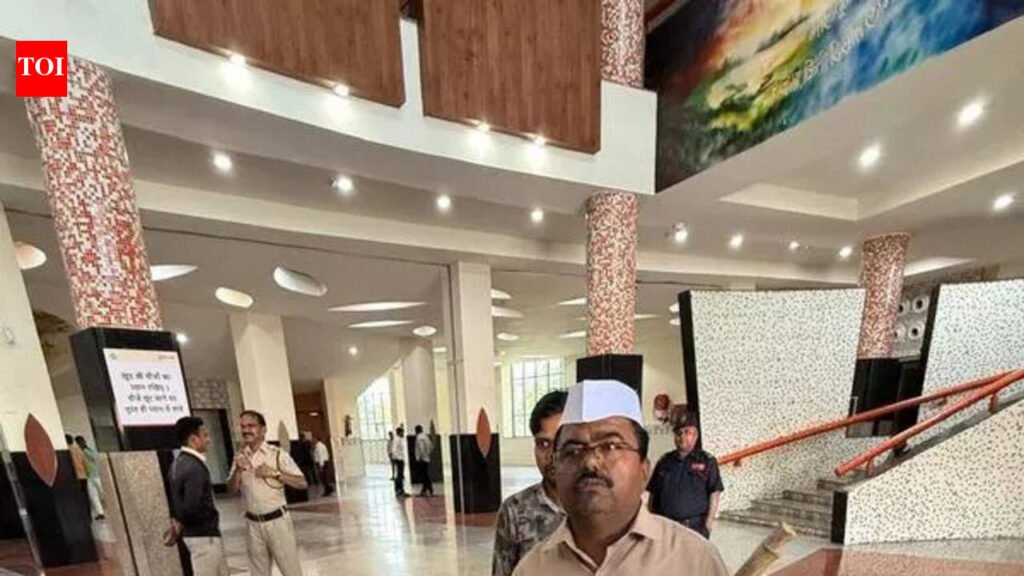 Corporator turns up as sanitary worker to protest staff shortage | Nagpur News