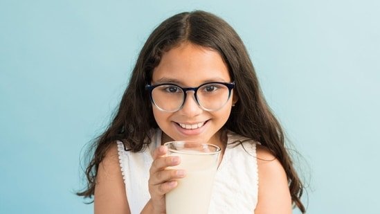 Dentist with 40 years of experience explains 5 things he would never give kids: ‘Milk at bedtime sounds cosy but it…’