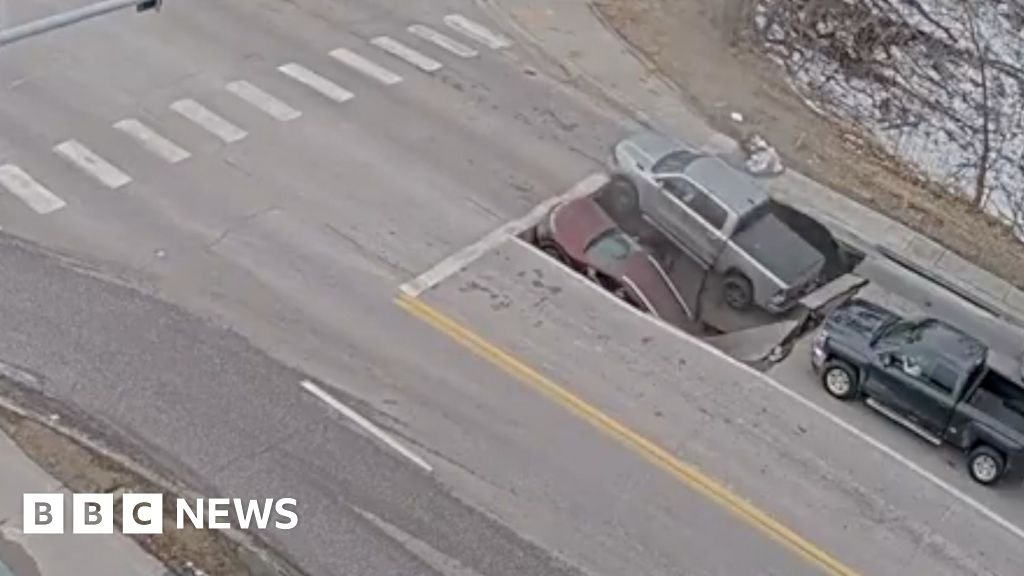 Moment a sinkhole in Omaha traps cars and drivers