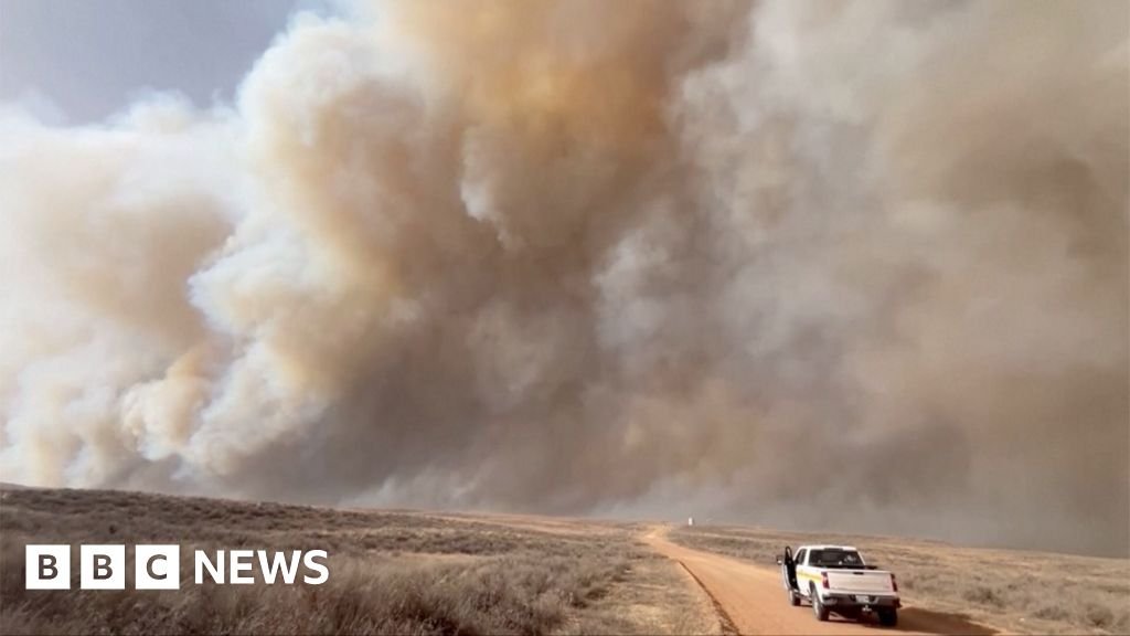 Fast-moving wildfires rage across southwestern US
