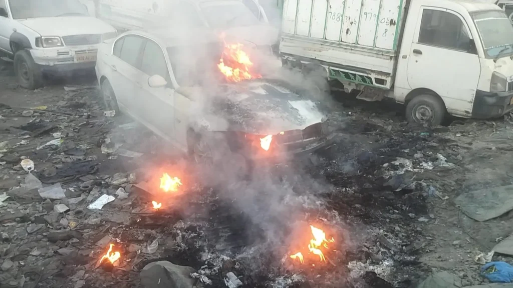 Car catches fire near garbage dump at Batamaloo Old Bus Stand; No injuries – Rising Kashmir