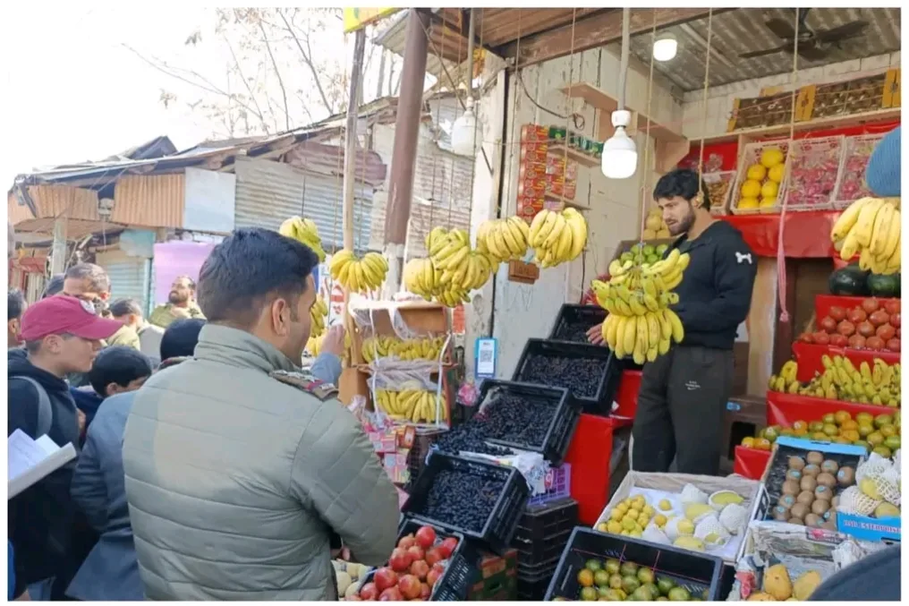 Police conduct Market Inspection ahead of holy month of Ramadhan in Sopore – Rising Kashmir