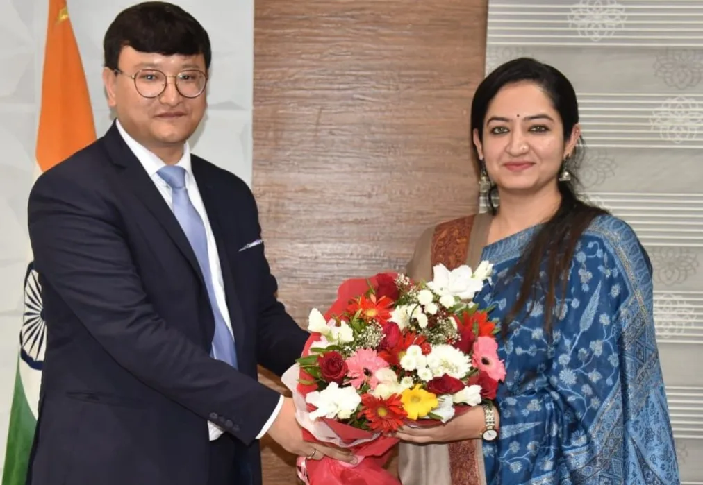 Minga Sherpa assumes office as Deputy Commissioner Udhampur – Rising Kashmir