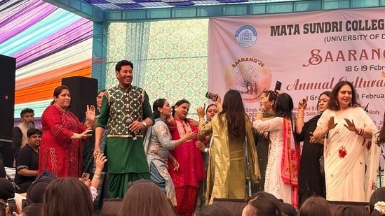 Old school hits hard as Harbhajan Maan rocks Delhi University @ Mata Sundri College’s Saarang