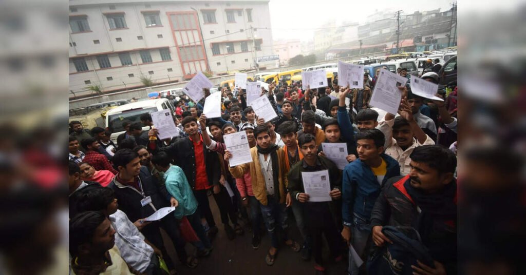 Viral clip shows students scaling walls, using chits & phones, live streaming on FB, ETEducation