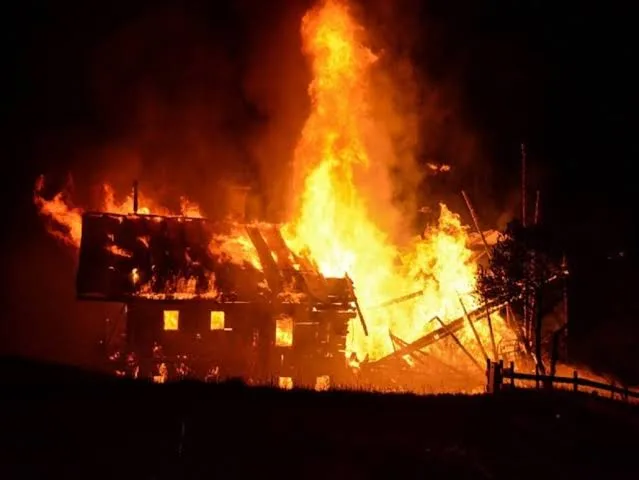 House, cowshed gutted in fire in Kulgam – Rising Kashmir