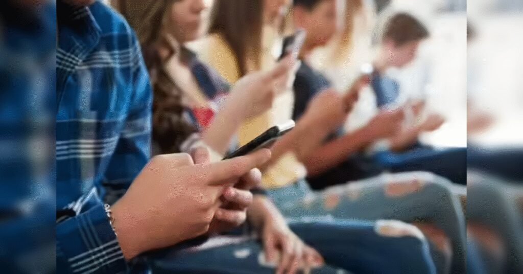 Karnataka Mulls Mobile Phone Ban for Students Under 16 Amid Rising Parent Pressure, ETHealthworld