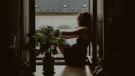 Woman celebrates late boyfriend’s birthday, upsets current partner; Redditors spot major ‘red flag’ in his behaviour