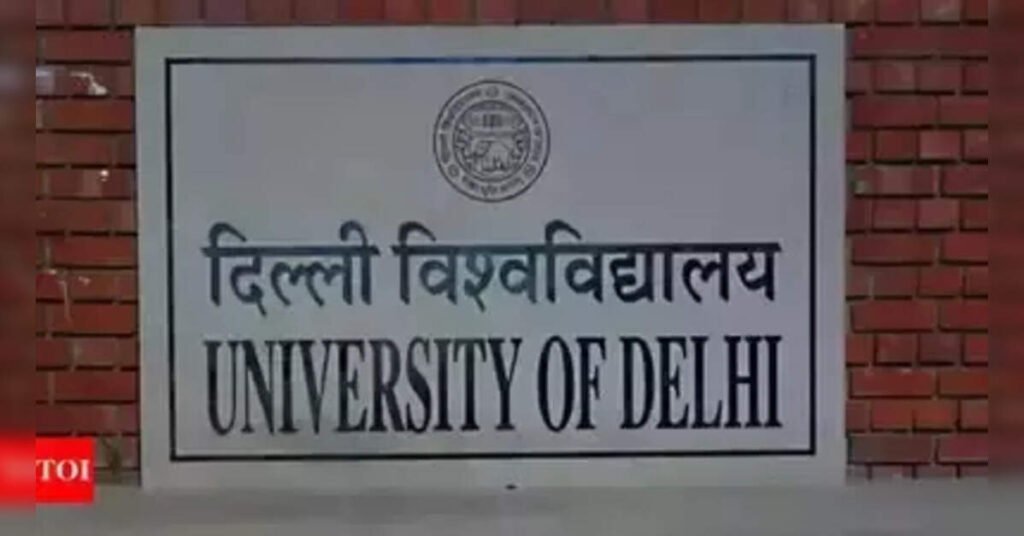 Scuffle breaks out between two student groups at Delhi University protest, ETEducation