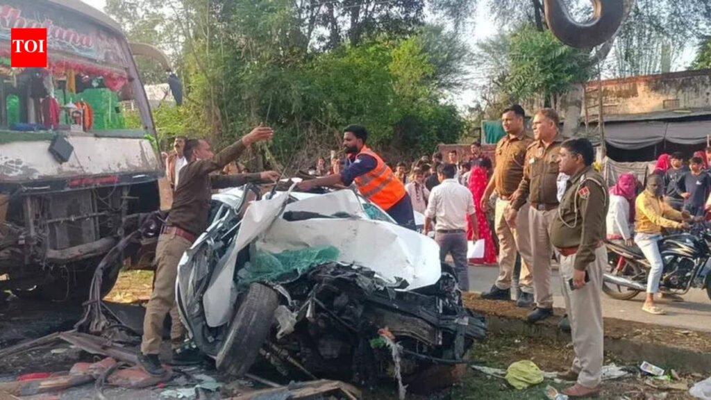 Car collides head-on with bus on highway in Bassi, 1 killed | Jaipur News
