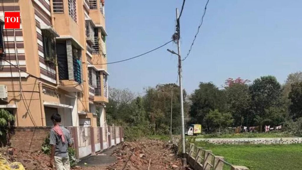 KMC set to repair Behala road damaged by quake | Kolkata News