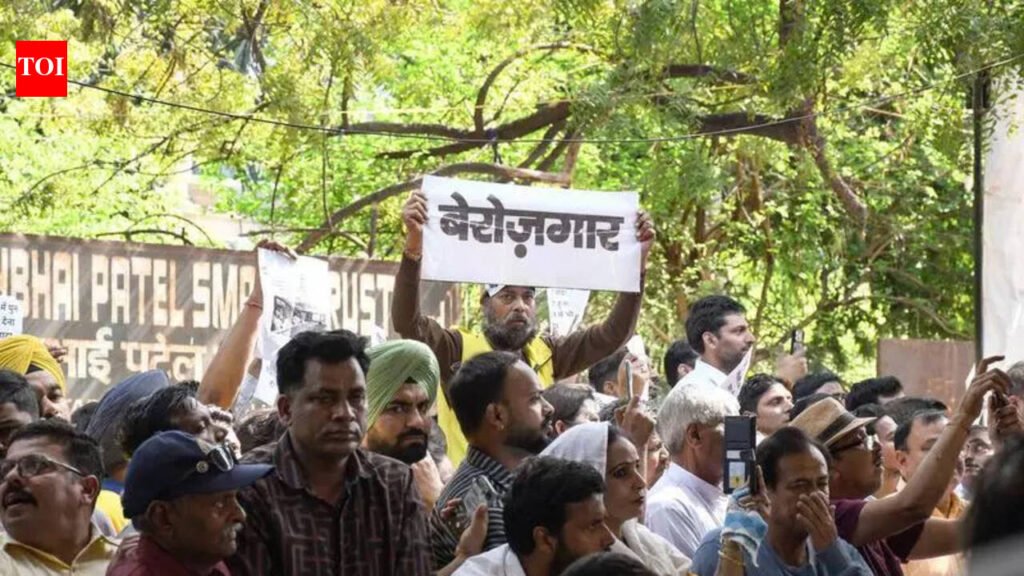 Bus marshals, conductors find voice at AAP rally | Delhi News