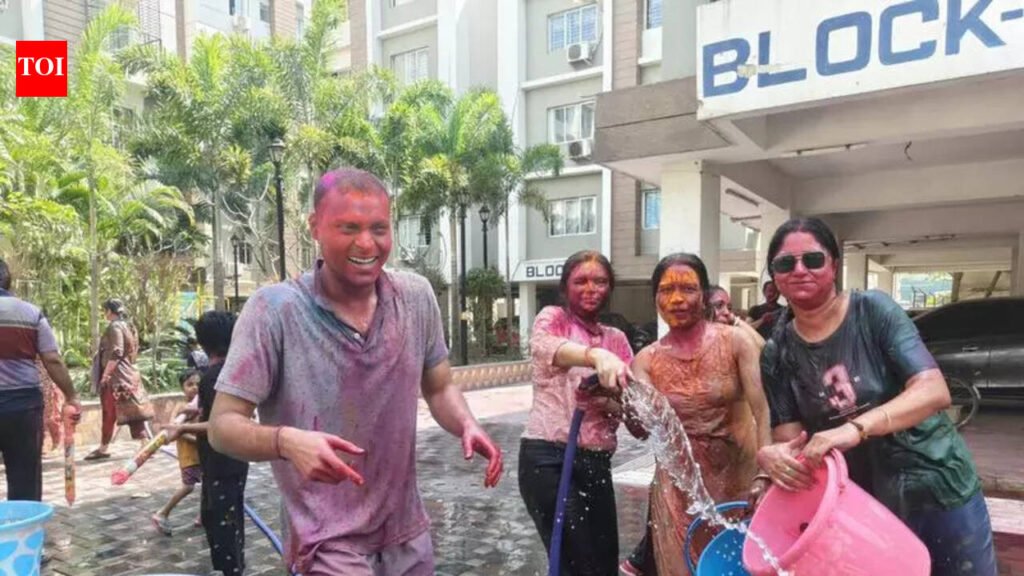 Lunar eclipse, exam season dampeners make Dol a muted affair across city | Kolkata News