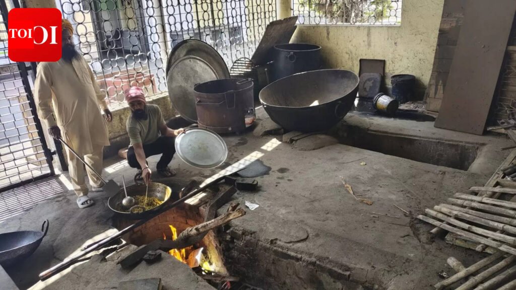 Temples and gurdwaras face LPG cylinder shortage; Community kitchens may scale back services during upcoming festivals | Ranchi News