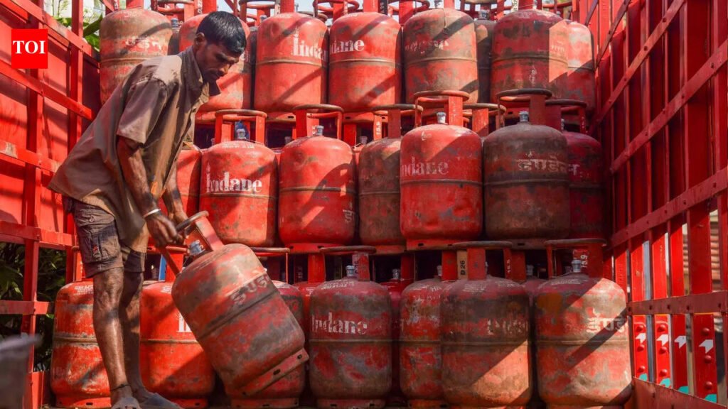 Residents struggle to secure LPG cylinders as booking systems falter; Delivery delays and technical issues exacerbate the situation | Ranchi News