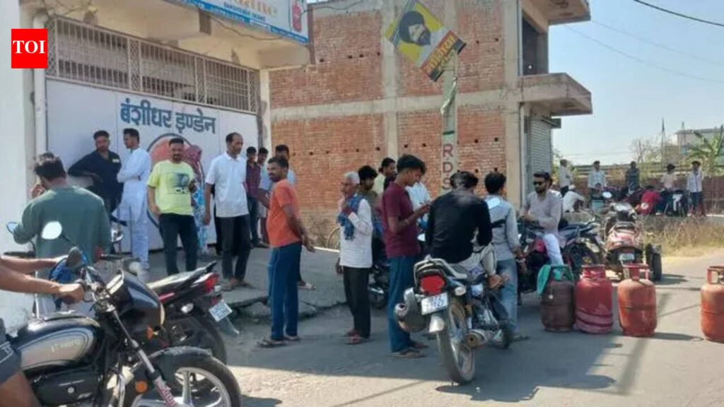 Consumers block road with empty cylinders | Ranchi News