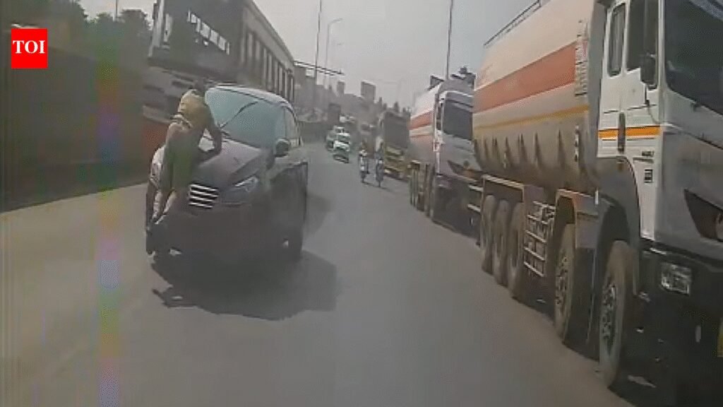 Car hits cop, carries him on bonnet for 4km near Hosur | Coimbatore News