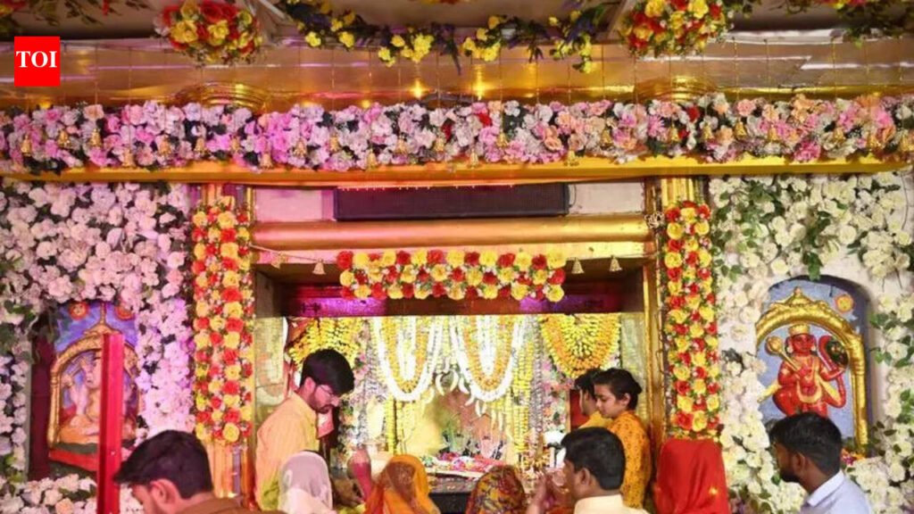 Fasting devout offer prayers at temples to welcome Navratri | Lucknow News