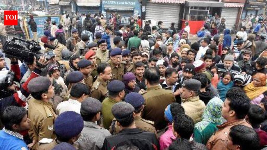 Mob blocks road after killing of truck driver | Patna News