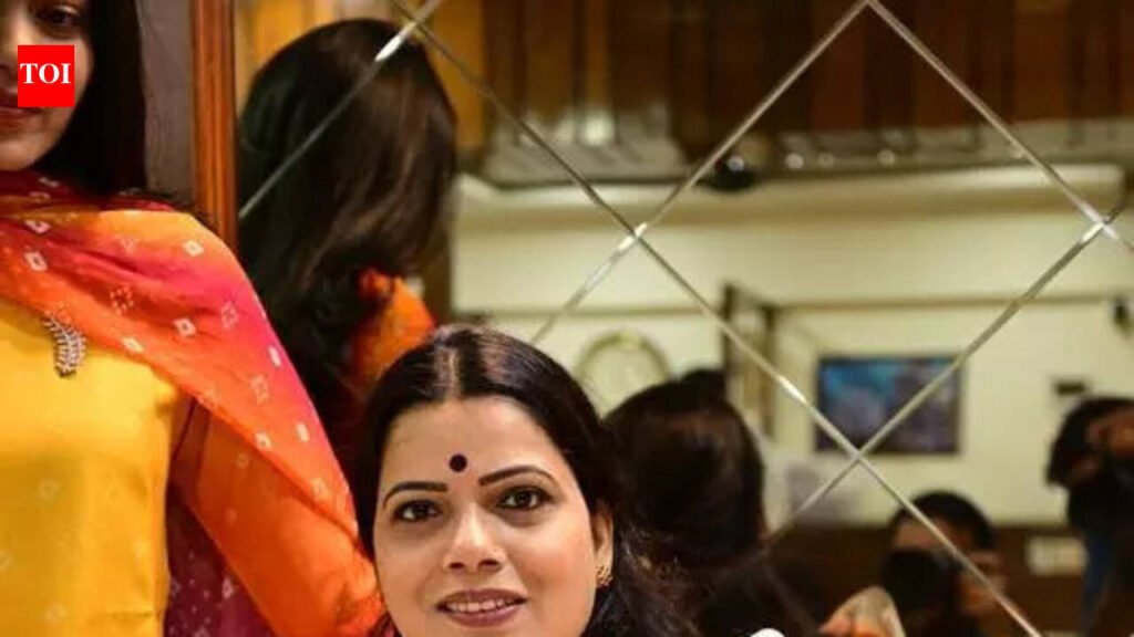 Mayor assists injured riders after oil spill on Vikhroli flyover | Mumbai News