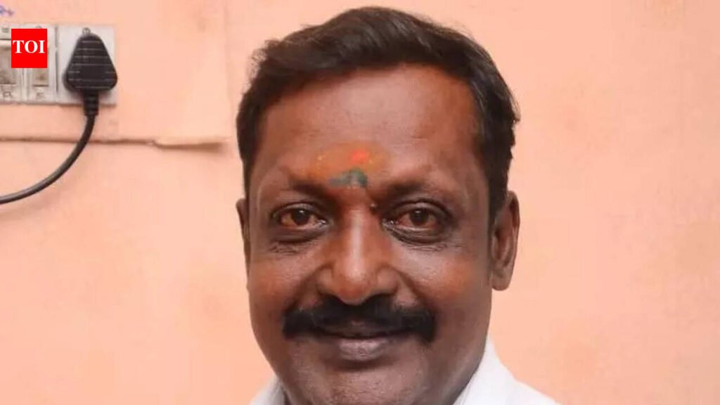 Tamil Nadu assembly polls: DMK man places effigies of ex-ministers garlanded with sandals in Pollachi; held | Coimbatore News