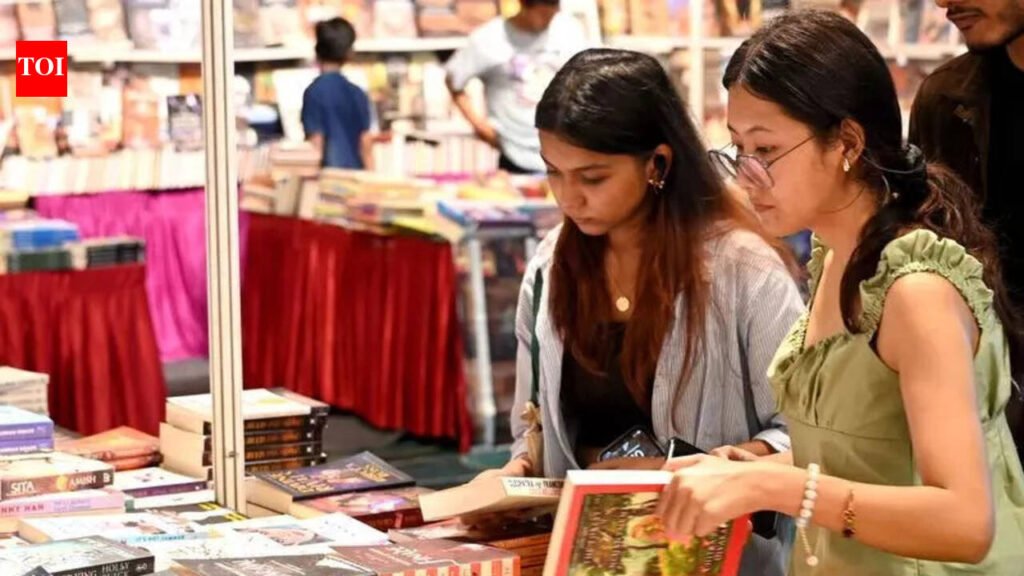 Study material on discount finds many takers at book fair | Lucknow News