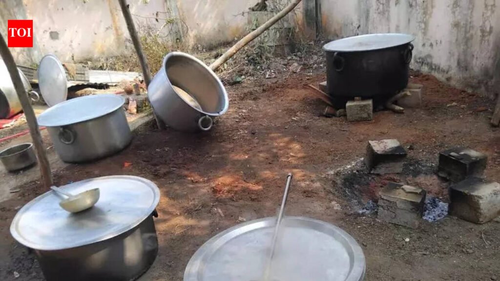 Varsity kitchen goes open-air to run on firewood for hostel food supply | Bhubaneswar News