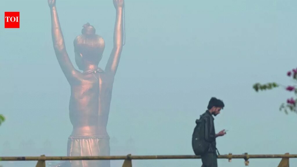 Foggy morning gives Delhi Jan-like feeling in March; another rain spell likely on 23rd | Delhi News