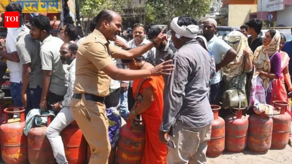 Distributors claim shortage of domestic LPG in Sambhajinagar; Panic booking, say authorities | Pune News