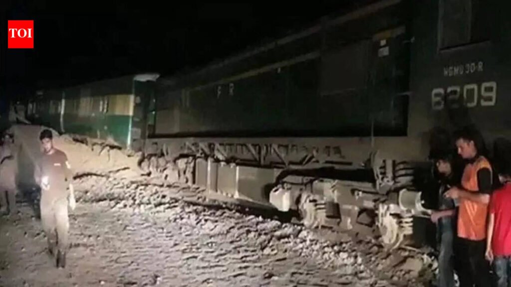 Pakistan train derailment: 25 injured as Tezgam Express coaches go off track