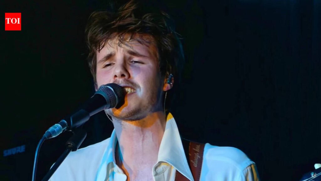 Cruz Beckham cries on stage while singing ‘Loneliest Boy’, lyrics hint at Brooklyn and Victoria: ‘Mama don’t talk too much’ |