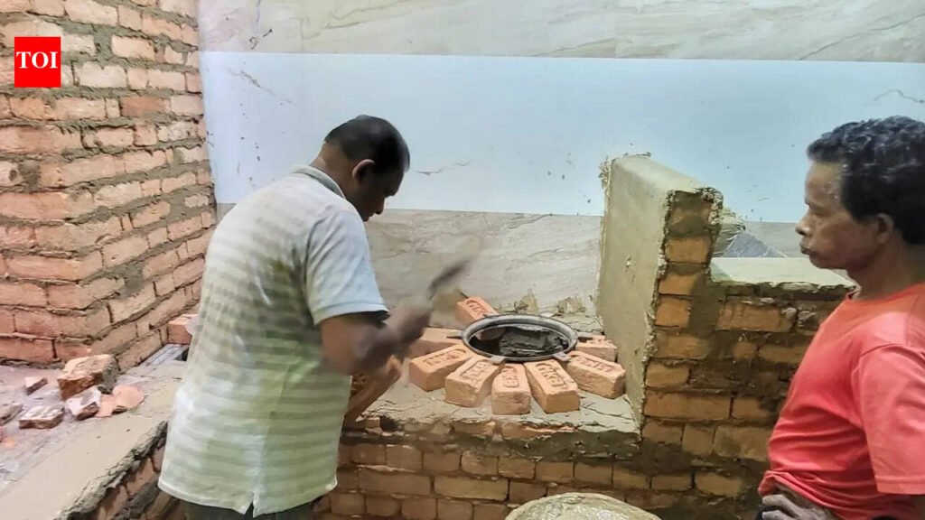 Eateries switch to husk-based chullah amid LPG crisis | Bhubaneswar News