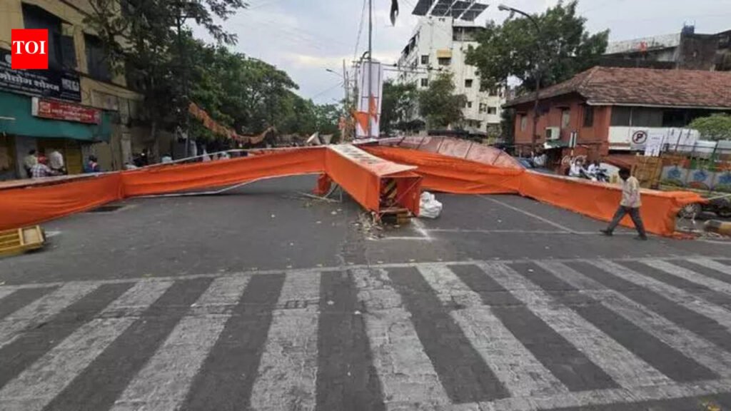 Welcome arch crashes at busy square, 2 injured | Nagpur News