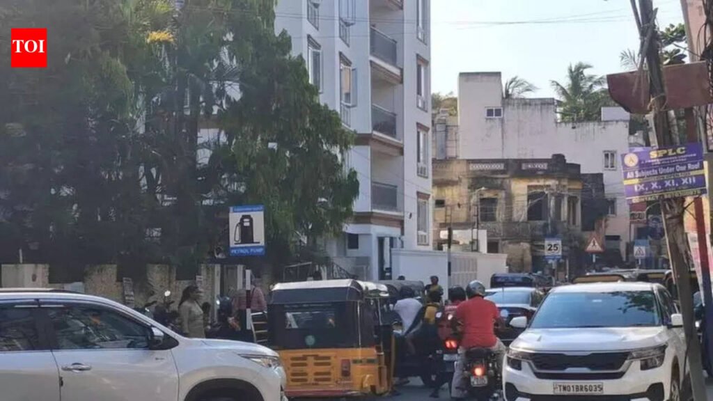 Residents rue traffic, parking chaos in Gopalapuram | Chennai News