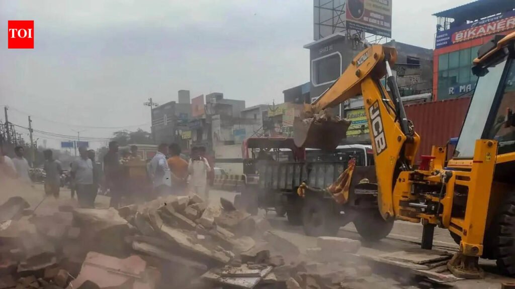Illegal shops that blocked traffic on Pataudi road in Gurgaon razed | Gurgaon News