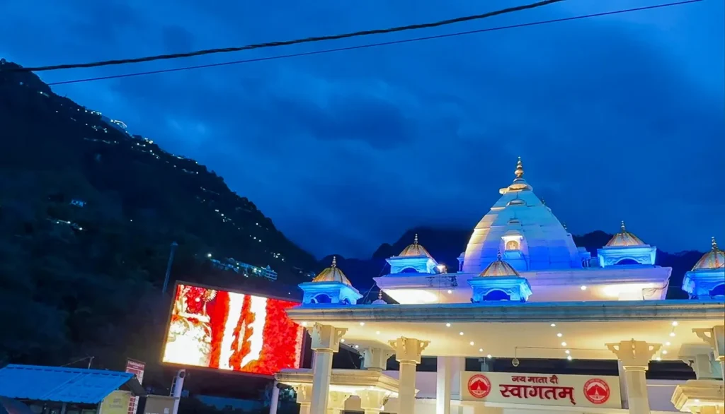 Over 30,000 devotees proceed to Vaishno Devi shrine amid Navratri Surge – Rising Kashmir